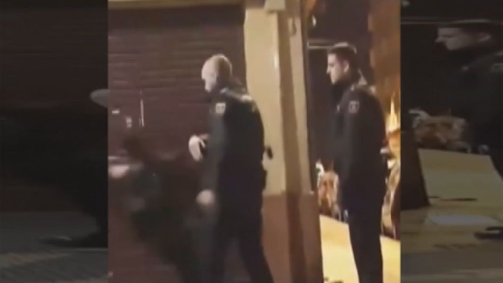Un policía nacional golpea brutalmente a una mujer en plena calle de Valencia