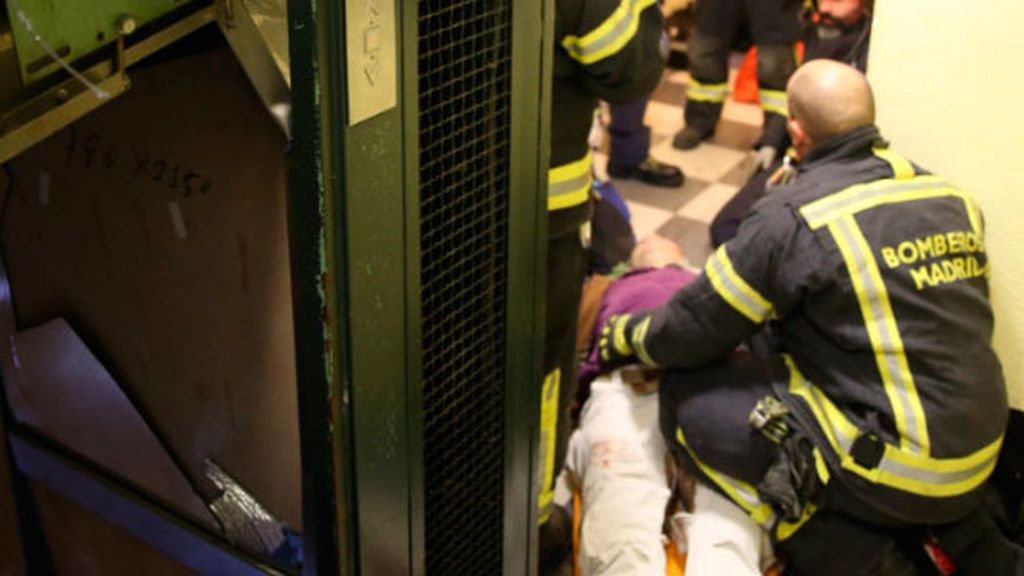 Cuatro heridos al descolgarse un ascensor