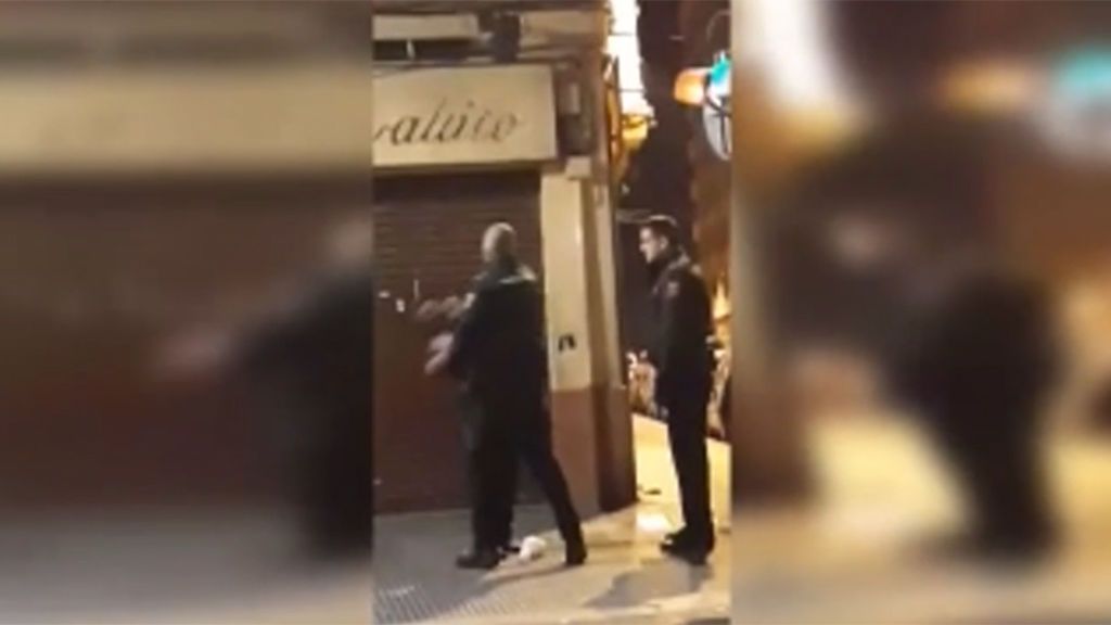 Identificado el policía que fue grabado abofeteando a una mujer en la calle en Valencia