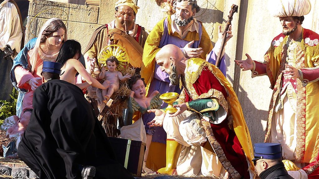 Una activista de Femen trata de robar el niño Jesús del belén del Vaticano