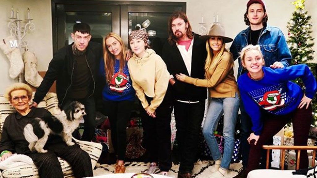 Miley Cyrus volvió a casa por Navidad con su faceta más country