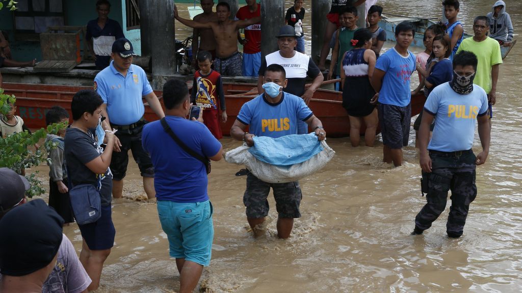 El tifón Tembin golpea Filipinas y obliga a evacuar a 70.000 personas en Vietnam