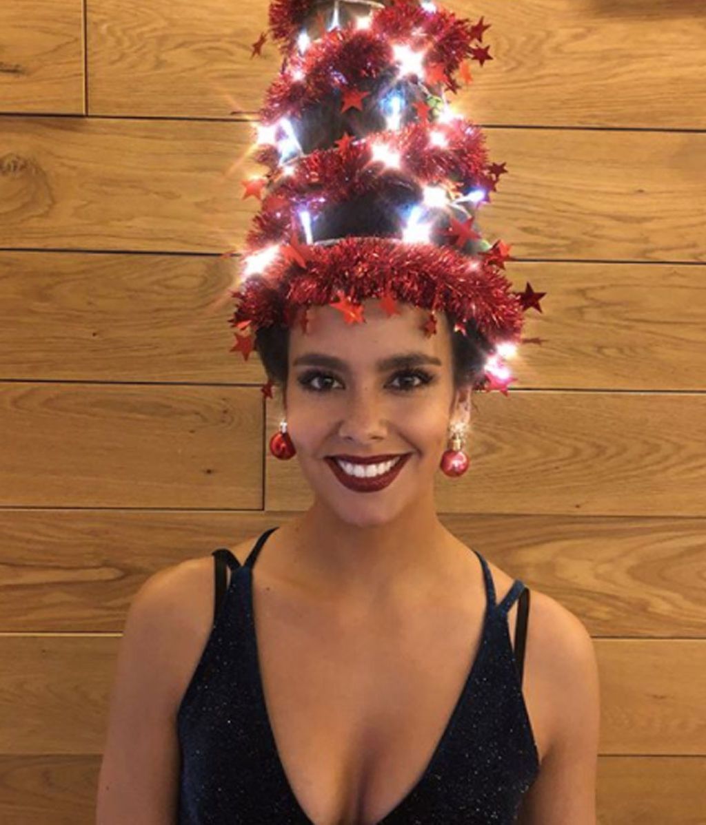 Cristina Pedroche se echó el árbol de Navidad a la cabeza