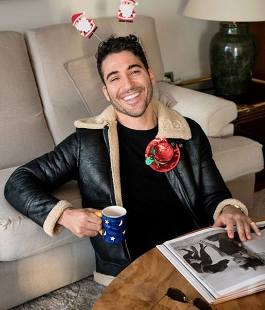 La madre de Miguel Ángel Silvestre le colocó "todos los adornos navideños"
