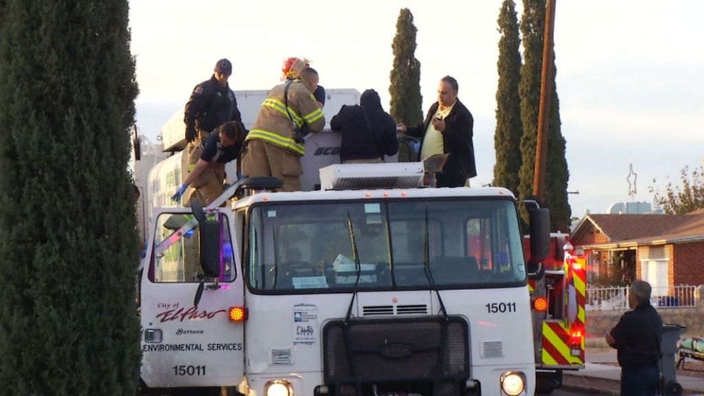 Herido grave al quedar atrapado en el interior de un camión de la basura