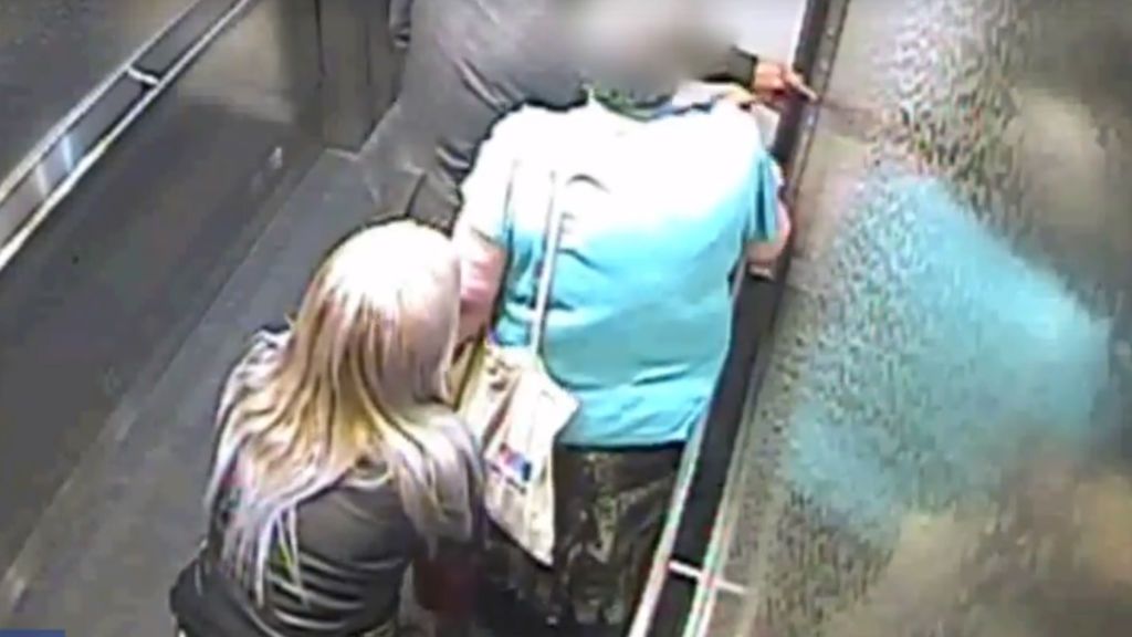 Roban 1100 euros a una anciana distraída en un ascensor