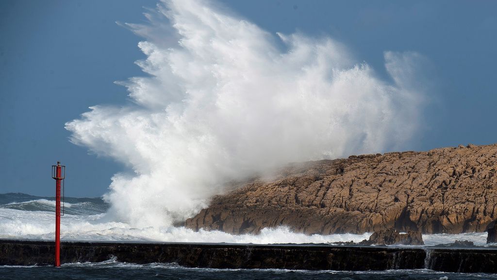 El mar amanece enfurecido con olas de hasta siete metros en la costa Norte
