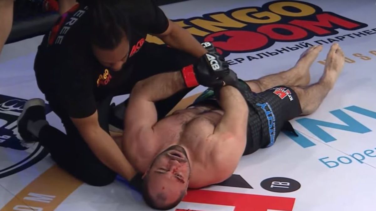 Los médicos tienen que atender  a un luchador de MMA inconsciente tras un brutal nocaut