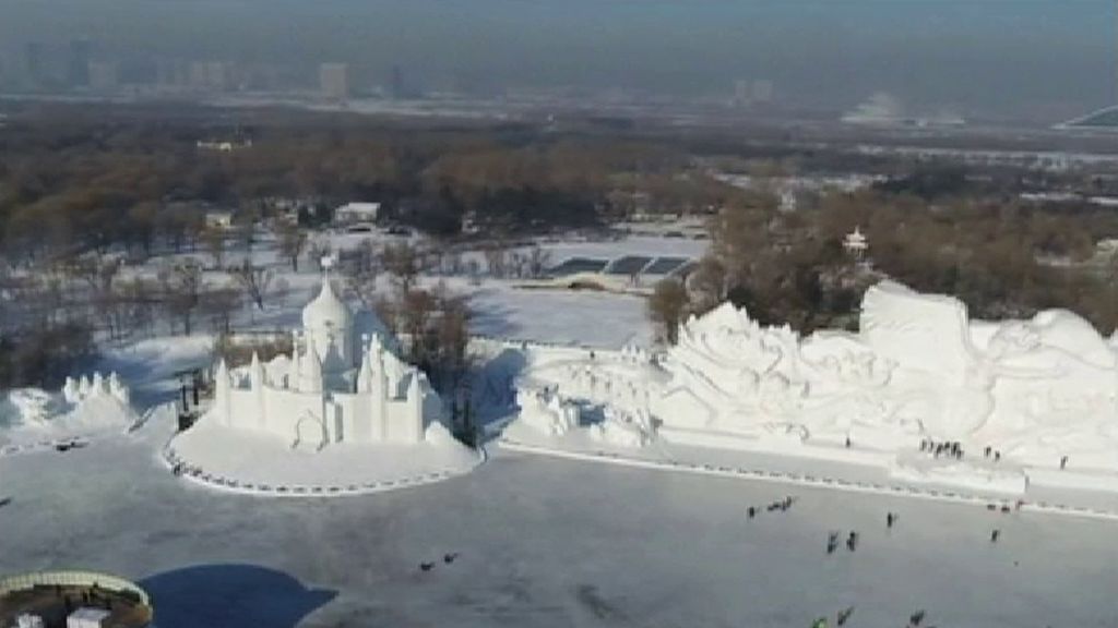 Los sueños e ilusiones de los Juegos de Invierno inspiran una escultura de nieve
