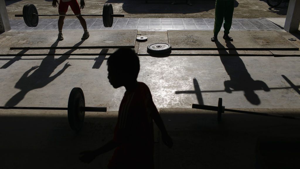 Sí, los niños también pueden practicar halterofilia y éstos son sus seis beneficios Sí, los niños también pueden practicar halterofilia y éstos son sus seis beneficios