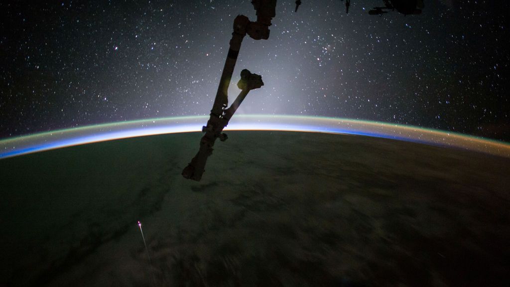 La cápsula SpaceX Dragon, a punto de entrar en la atmósfera terrestre