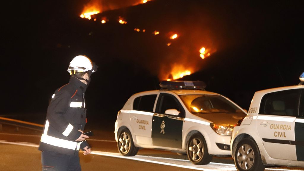 Un incendio en Pollença mantiene despierto a un centenar de mallorquines
