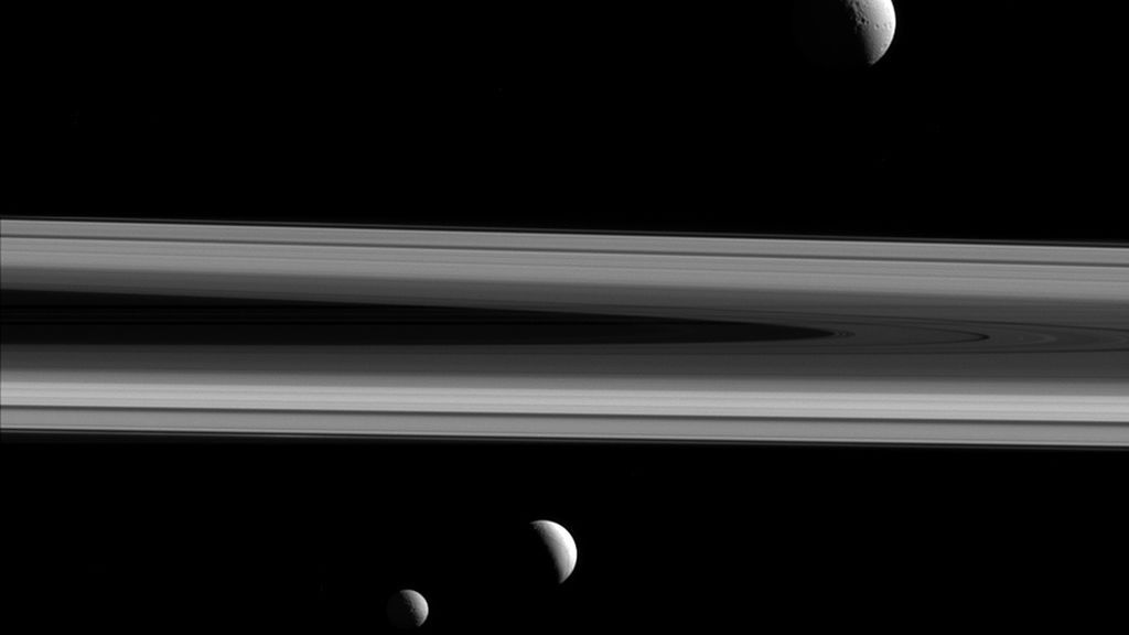 Tres de las lunas de Saturno, Tetis, Encelado y Mimas