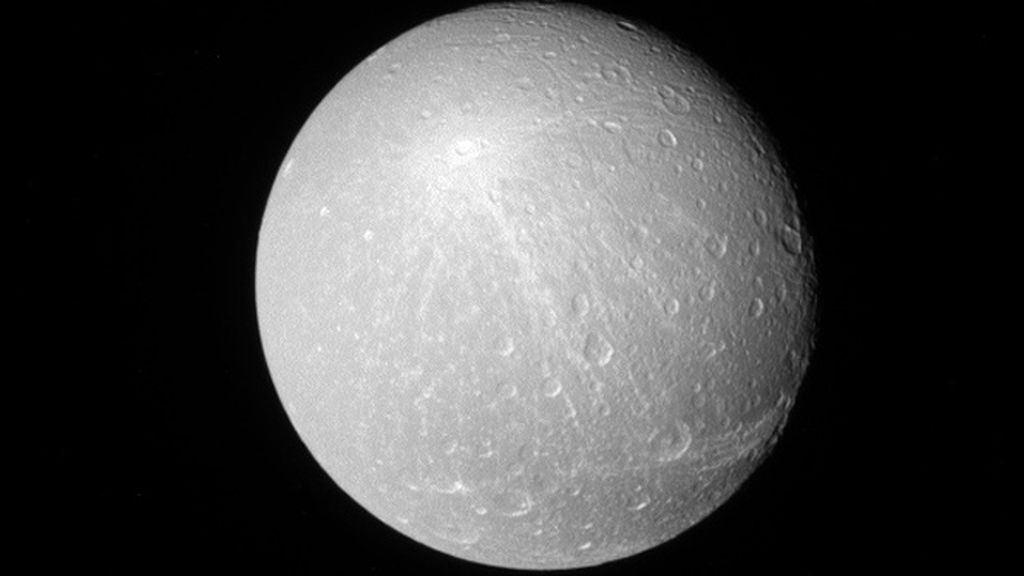 Dione, una de las lunas de Saturno