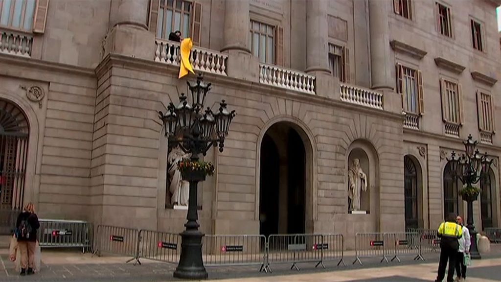 El Ayuntamiento de Barcelona cuelga un lazo amarillo por la libertad de los presos