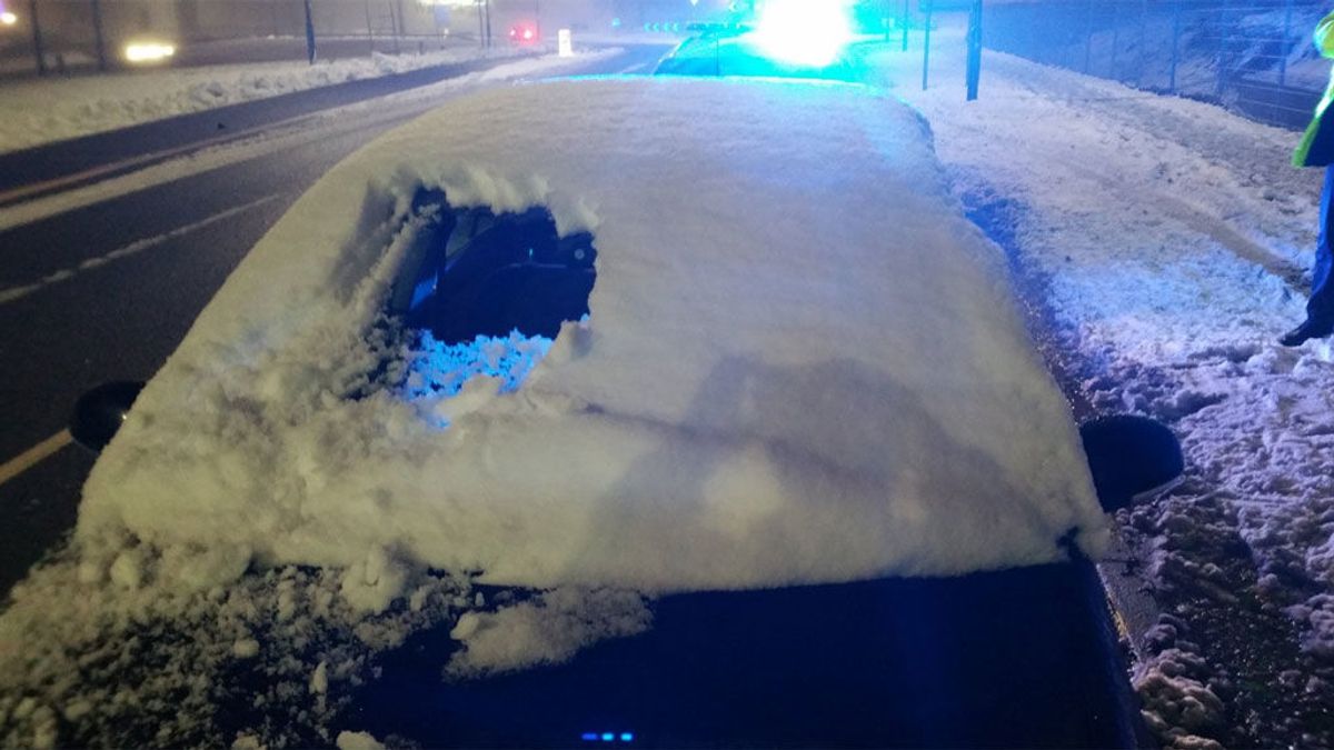 ¿Se puede conducir con nieve en el cristal? Un hombre lo ha hecho (pero ha tenido consecuencias)