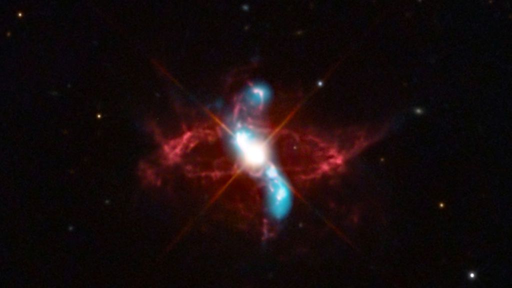 R Aquarii, formada por dos estrellas: una enana blanca pequeña y densa y una estrella gigante roja y fría