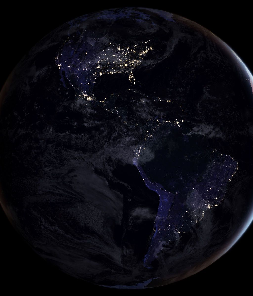 Una imagen compuesta lanzada por la NASA que muestra el hemisferio occidental completo por la noche