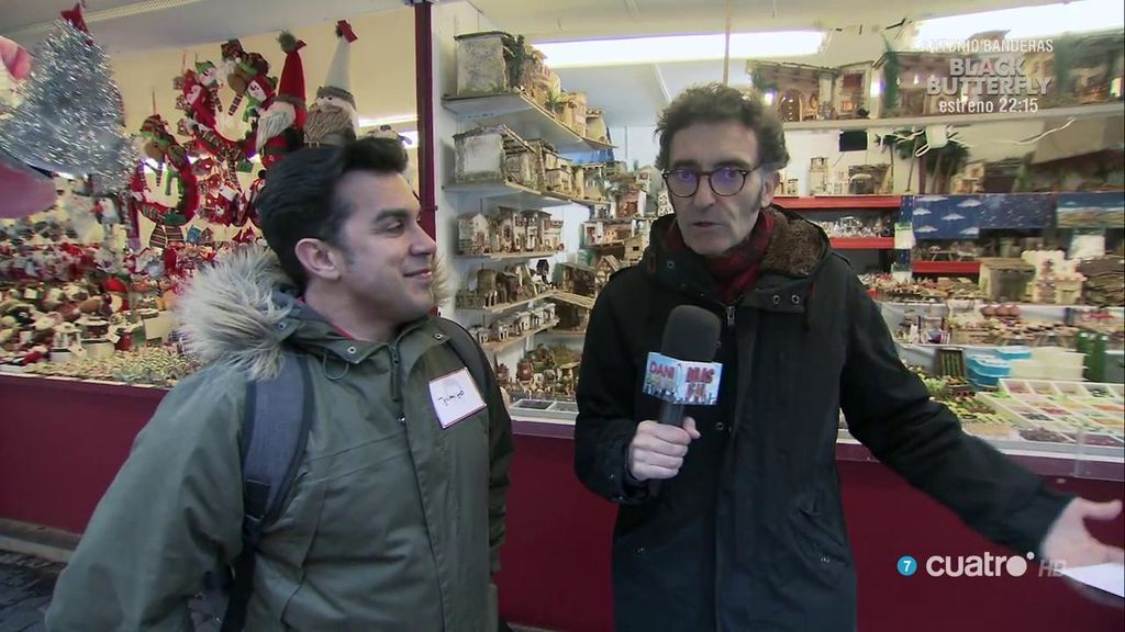 Javier Abascal vende figuritas del Belén en la Plaza Mayor ¡y regala 80 eurazos!