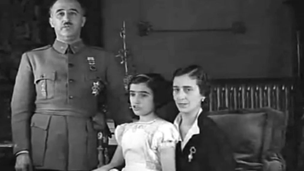 Carmen Franco junto a sus padres