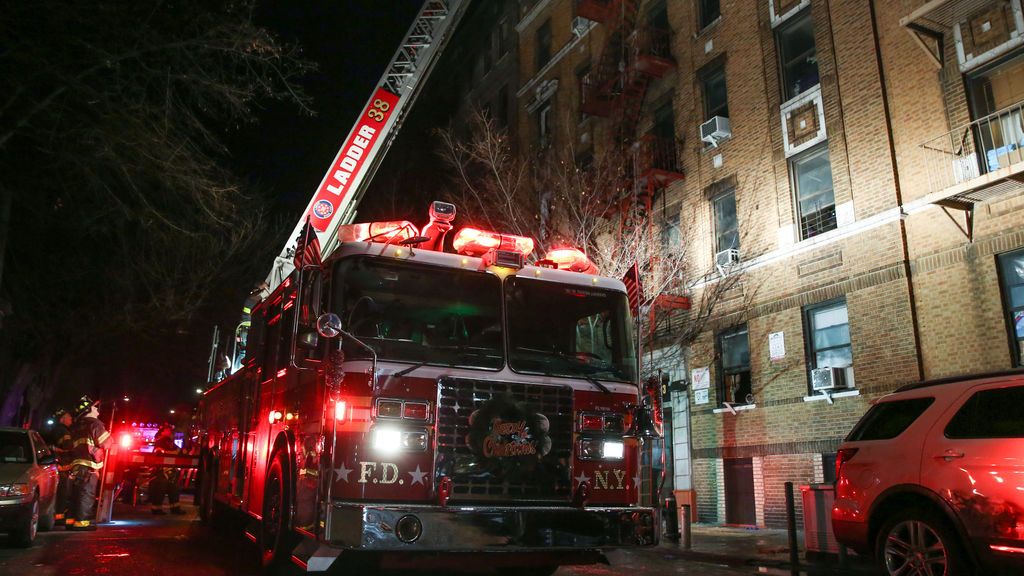 El peor incendio en Nueva York de las últimas décadas: Una docena de muertos