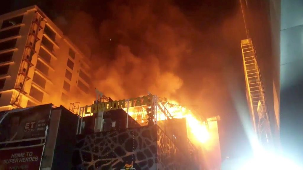 Mueren 15 personas en el incendio de un edificio comercial en Bombay