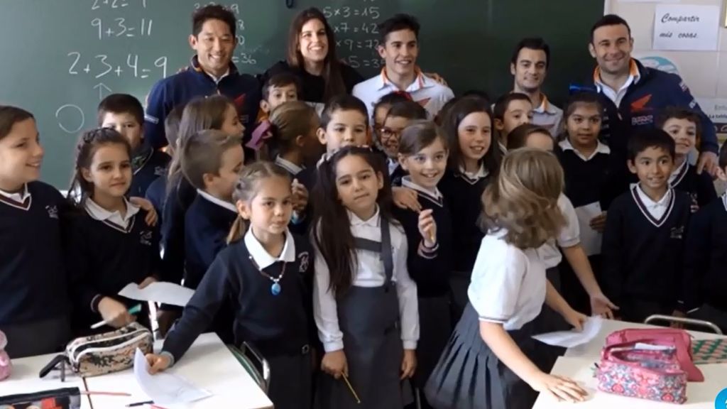 Márquez y Pedrosa sorprenden a unos niños en plena clase de matemáticas