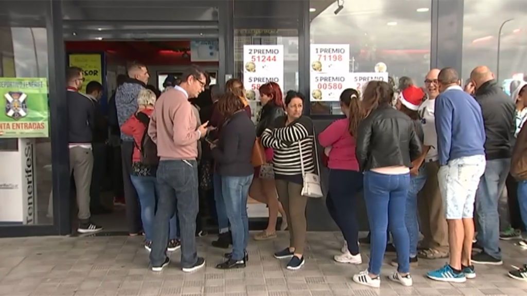 La ‘gasolinera de la suerte' está en Tenerife y sus clientes hacen colas de tres horas por un décimo