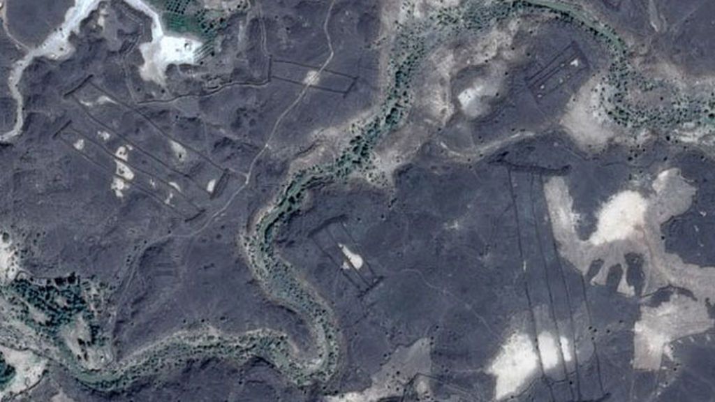 Estructuras de piedra que parecen puertas y que fueron descubiertas en Arabia Saudita