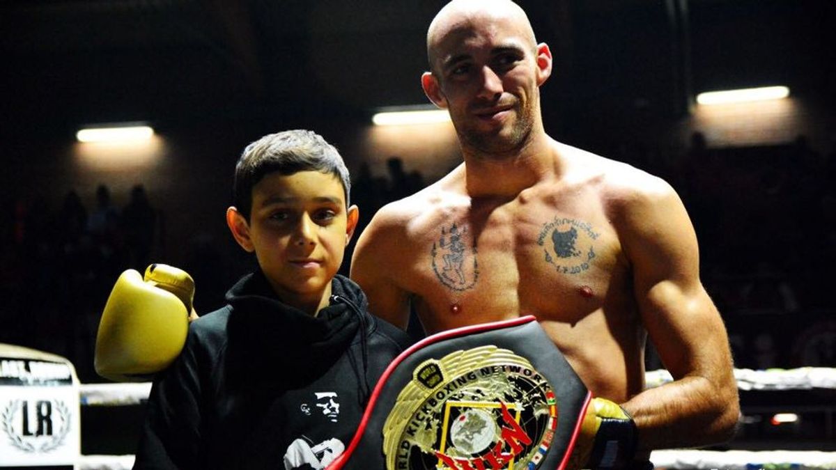 Carlos Coello, el campeón de Muay Thai que regaló su cinturón a un niño de 13 años
