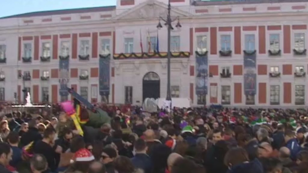 Cientos de personas inundan la Puerta del Sol para celebrar las 'preuvas'