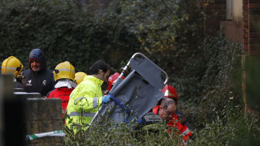 Efectivos de la UCO y del cuerpo de Bomberos trabajan en la nave industrial de Asados, en Rianxo, donde ha sido hallado el cuerpo de la joven