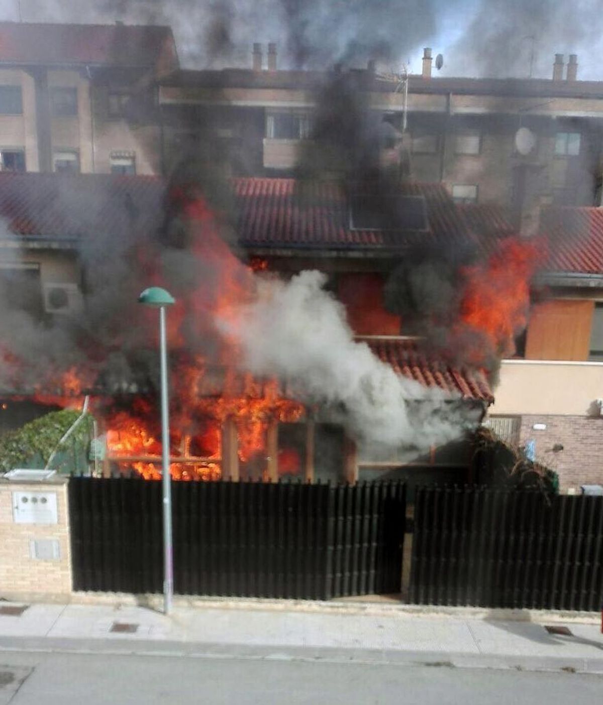Doce personas, evacuadas por un incendio en una urbanización de chalets en Navarra
