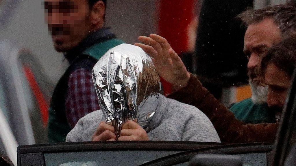 'El Chicle", se tapa el rostro mientras efectivos de la UCO le trasladan a la Comandancia de la Guardia Civil