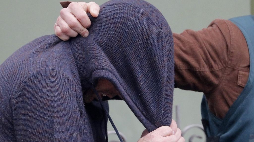 Efectivos de la UCO trasladan a ‘El Chicle’, asesino confeso de Diana Quer, tras un registro realizado en su domicilio