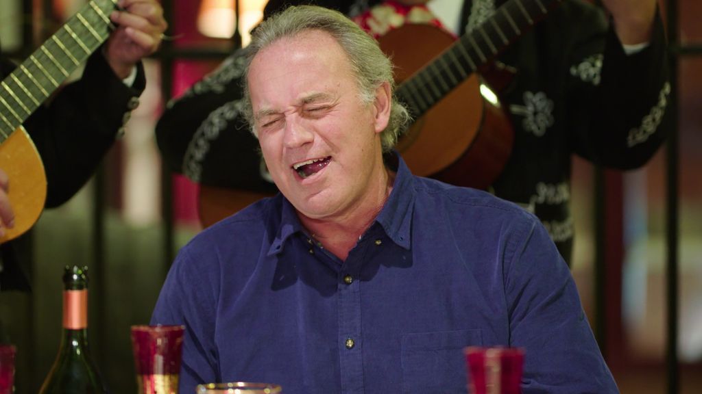 Bertín Osborne se anima a cantar a su 'México lindo' en plena cena