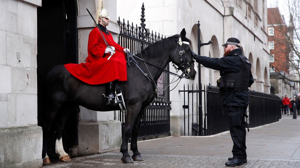 La policía armada patrulla las áreas públicas de Westminster