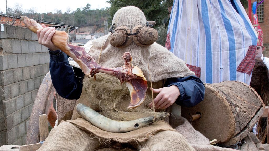 Personajes estrafalarios dan bienvenida el año nuevo en mascaradas de Zamora