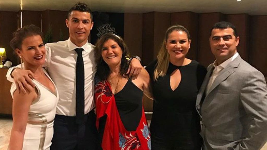 Los Ronaldo, con Cristiano, la abuela Dolores y el resto de hermanos