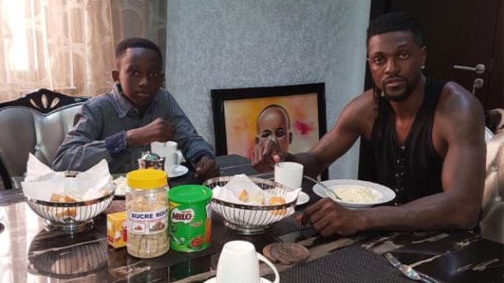 Emmanuel Adebayor adopta a su sobrino huérfano... ¡y decide cambiarle el nombre! "Junior Emmanuel Adebayor"