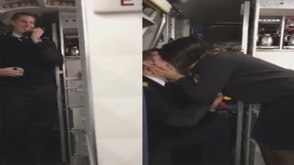 Un piloto sorprende en pleno vuelo a su novia azafata y le pide matrimonio