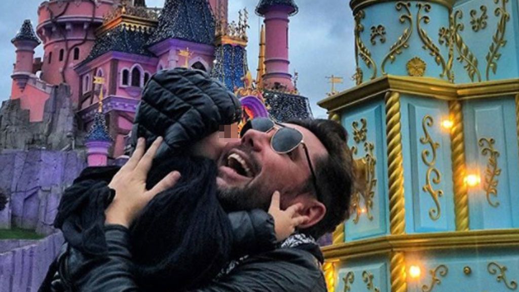 Miguel Poveda con su hijo Ángel en DisneyLand