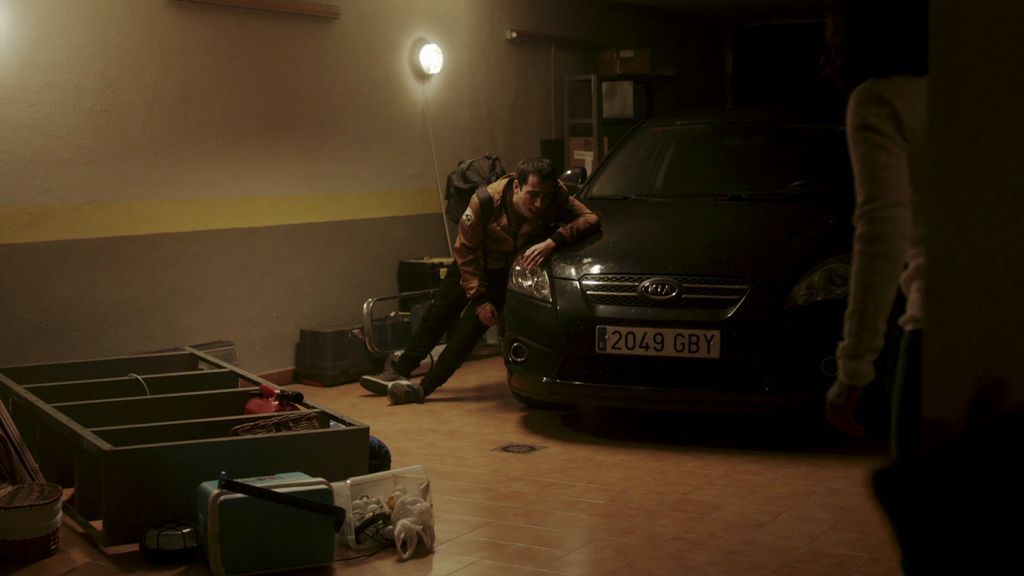 Lucas aparece en el garaje de Lucía herido de bala y con el cargamento en su poder