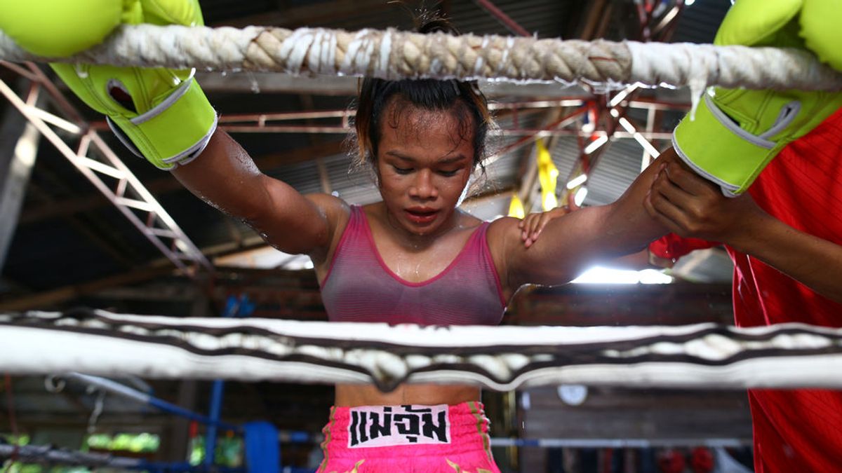 Una boxeadora transexual desafía a una pelea a un campeón francés