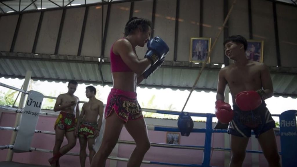 Una boxeadora transexual desafía a una pelea a un campeón francés