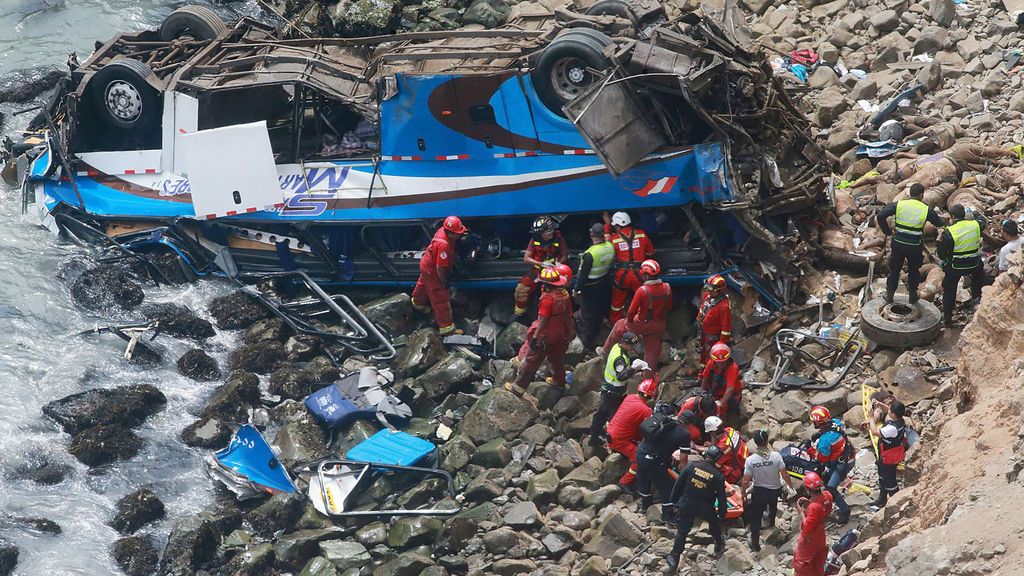 Ascienden a 48 los muertos al despeñarse un autobús por un barranco en Perú