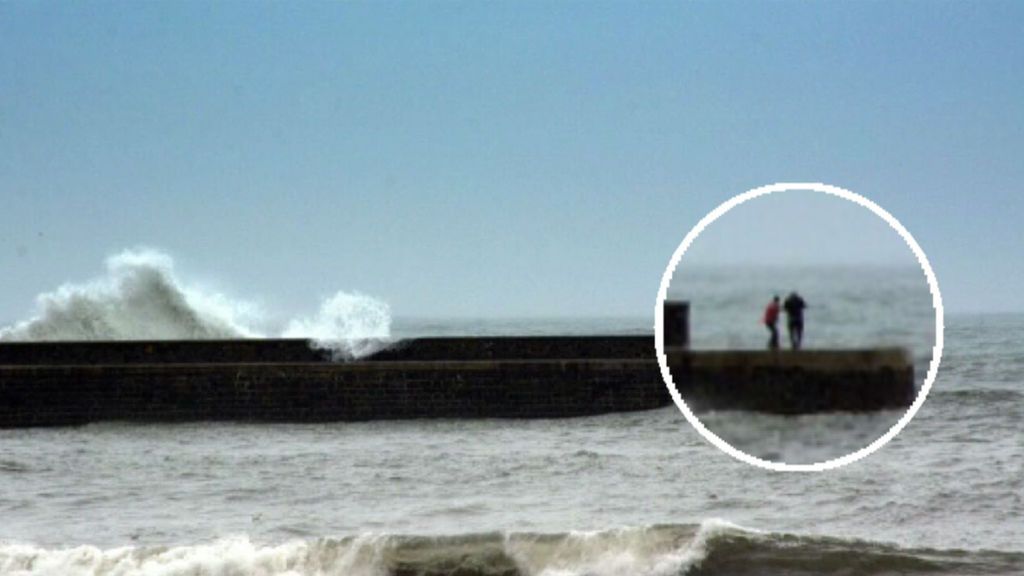 Las imágenes del momento en el que una pareja fallece por una ola en el País Vasco