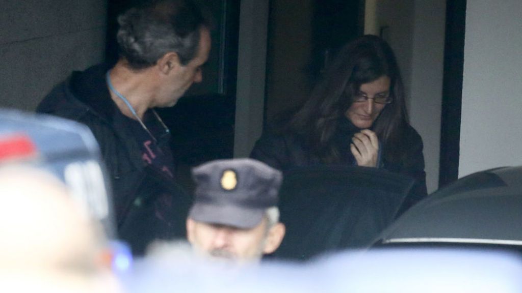 Gritos de asesina a Rosario Rodríguez a su salida de los juzgados de Ribeira