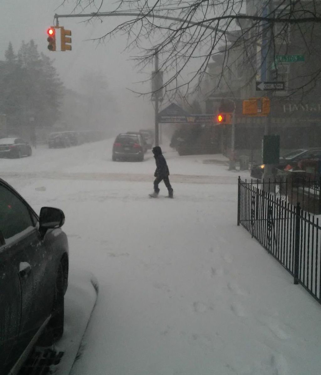 Se espera que el frío remita en la mayor parte del país a partir de este martes. Imagen de una calle de New Jersey.
