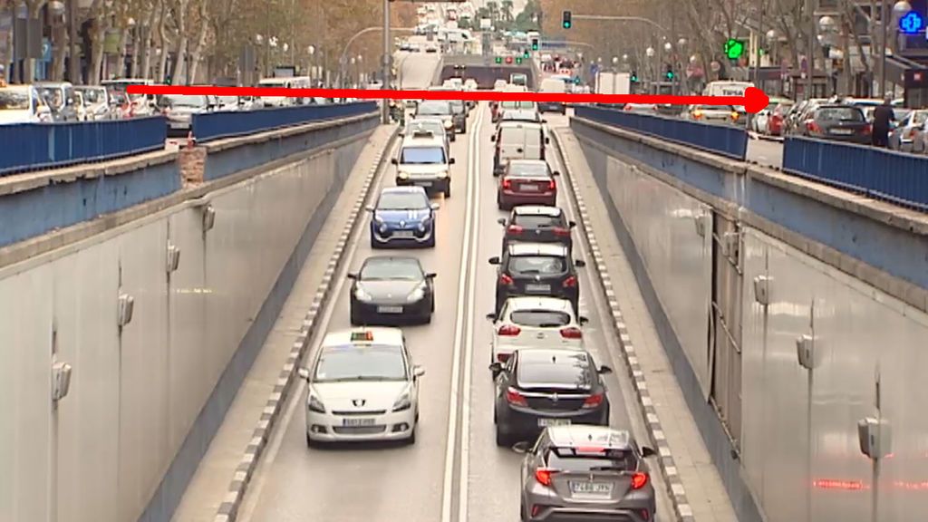 Vuelo sin alas de un coche por encima de un puente en Madrid